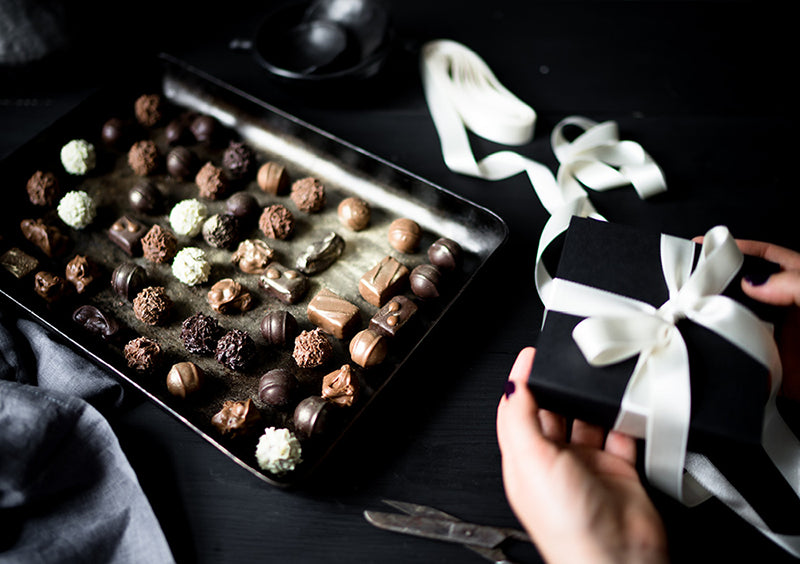 dāvana; dāvanas; saldas dāvanas; kāzām; dāvana kāzām; kāzu viesiem; šokolāde; šokolādes trifeles; līgavām; līgavai; caps chocolate; šokolādes māja; šokolādes dāvanas; jaunā teika