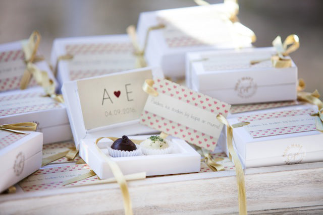 dāvana; dāvanas; saldas dāvanas; kāzām; dāvana kāzām; kāzu viesiem; šokolāde; šokolādes trifeles; līgavām; līgavai; caps chocolate; šokolādes māja; šokolādes dāvanas; jaunā teika