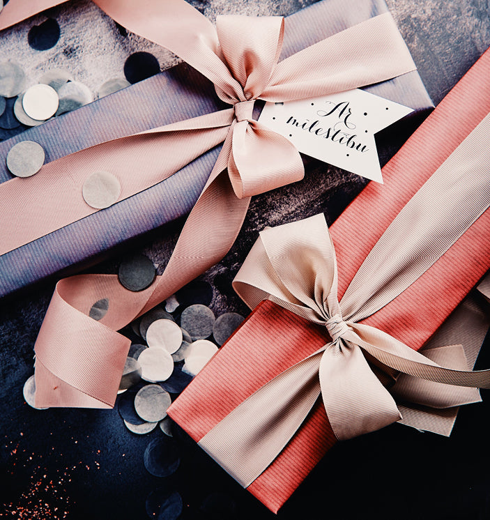 dāvana; dāvanas; saldas dāvanas; kāzām; dāvana kāzām; kāzu viesiem; šokolāde; šokolādes trifeles; līgavām; līgavai; caps chocolate; šokolādes māja; šokolādes dāvanas; jaunā teika