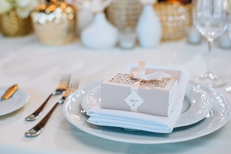 dāvana; dāvanas; saldas dāvanas; kāzām; dāvana kāzām; kāzu viesiem; šokolāde; šokolādes trifeles; līgavām; līgavai; caps chocolate; šokolādes māja; šokolādes dāvanas; jaunā teika