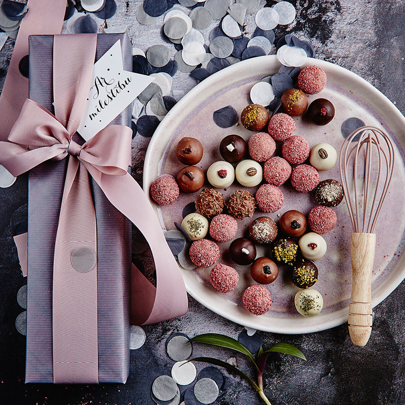 dāvana; dāvanas; saldas dāvanas; kāzām; dāvana kāzām; kāzu viesiem; šokolāde; šokolādes trifeles; līgavām; līgavai; caps chocolate; šokolādes māja; šokolādes dāvanas; jaunā teika