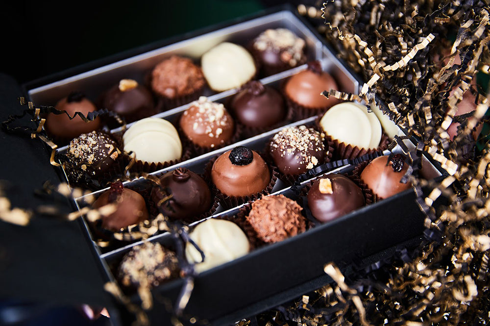 caps, šokolāde, korporatīvās dāvanas, trifeles, šokolādes, tastecaps, caps chocolate, taste caps, caps!, caps šokolāde, šokolādes dāvanas, caps konfektes, ekskluzīva šokolāde, caps! Chocolate, šokolādes trifeļu kolekcija, tastecaps.lv, personalizētas biznesa dāvanas, šokolādes trifeles, idejas dāvanai, šokolādes konfektes