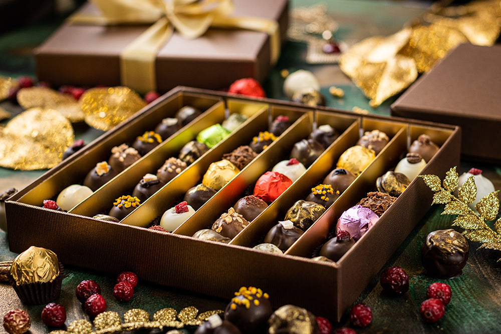 korporatīvās dāvanas; dāvanas ziemassvētkos; dāvana ziemassvētkos; biznesa dāvanas; dāvanas darbiniekiem; ziemassvētku dāvanas darbiniekiem; ziemassvētku dāvanas; personalizēta dāvana; dāvanas; šokolāde; caps!; caps; šokolādes dāvanas; šokolādes konfektes; šokolādes trifeles; caps šokolādes trifeles