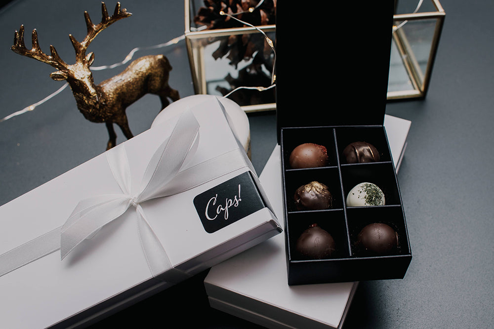 korporatīvās dāvanas; dāvanas ziemassvētkos; dāvana ziemassvētkos; biznesa dāvanas; dāvanas darbiniekiem; ziemassvētku dāvanas darbiniekiem; ziemassvētku dāvanas; personalizēta dāvana; dāvanas; šokolāde; caps!; caps; šokolādes dāvanas; šokolādes konfektes; šokolādes trifeles; caps šokolādes trifeles